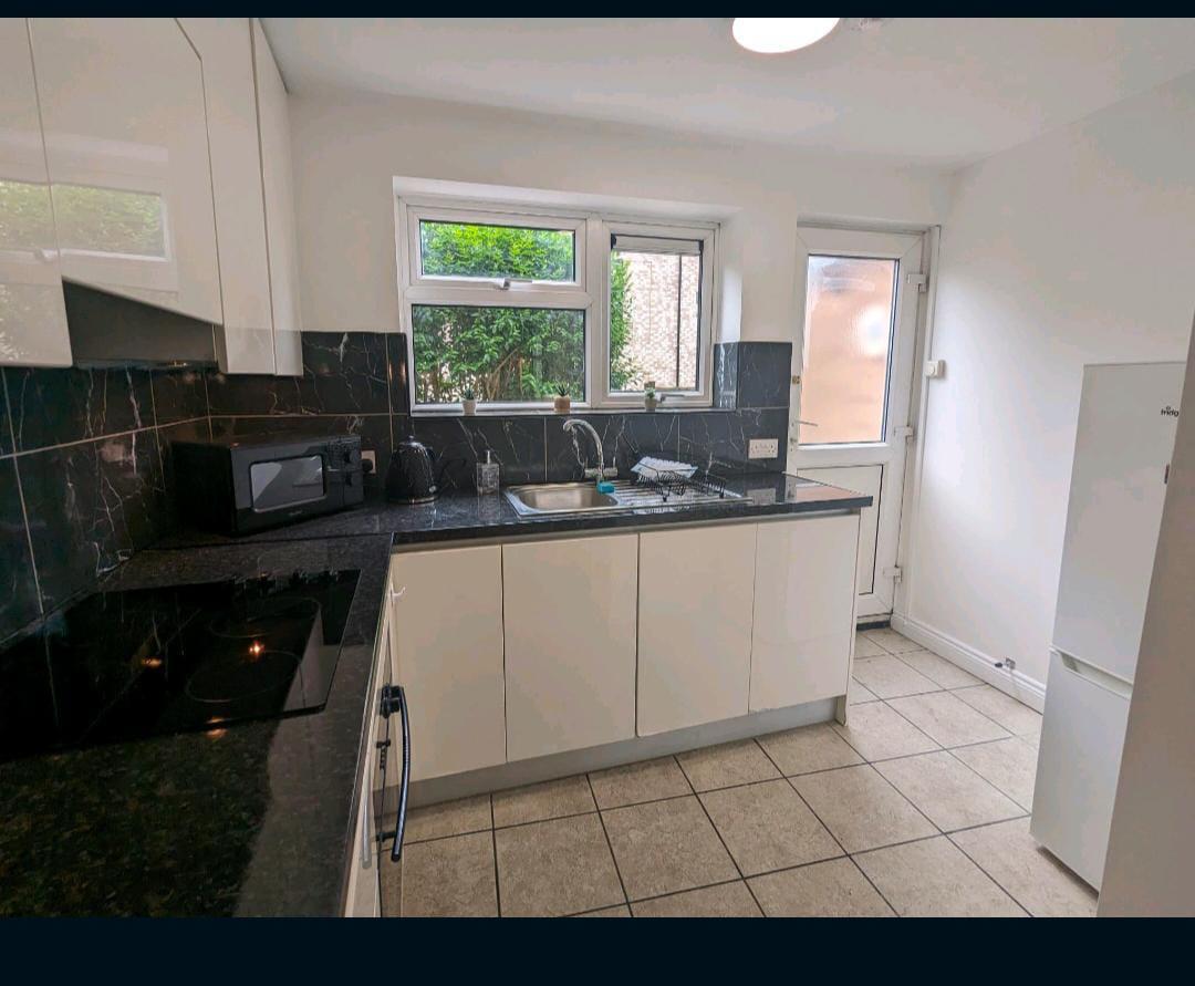 8 Anstey Way — photo 4